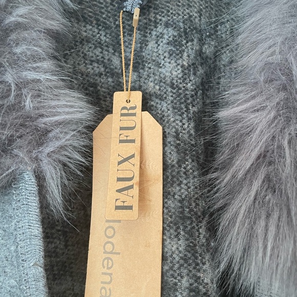 Nordstrom MODENA Gray and Black Patterned poncho with Faux Fur Trim NWT one size - Picture 4 of 5